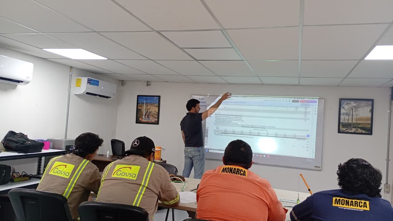 Sesión de capacitación de operadores de maquinaria.