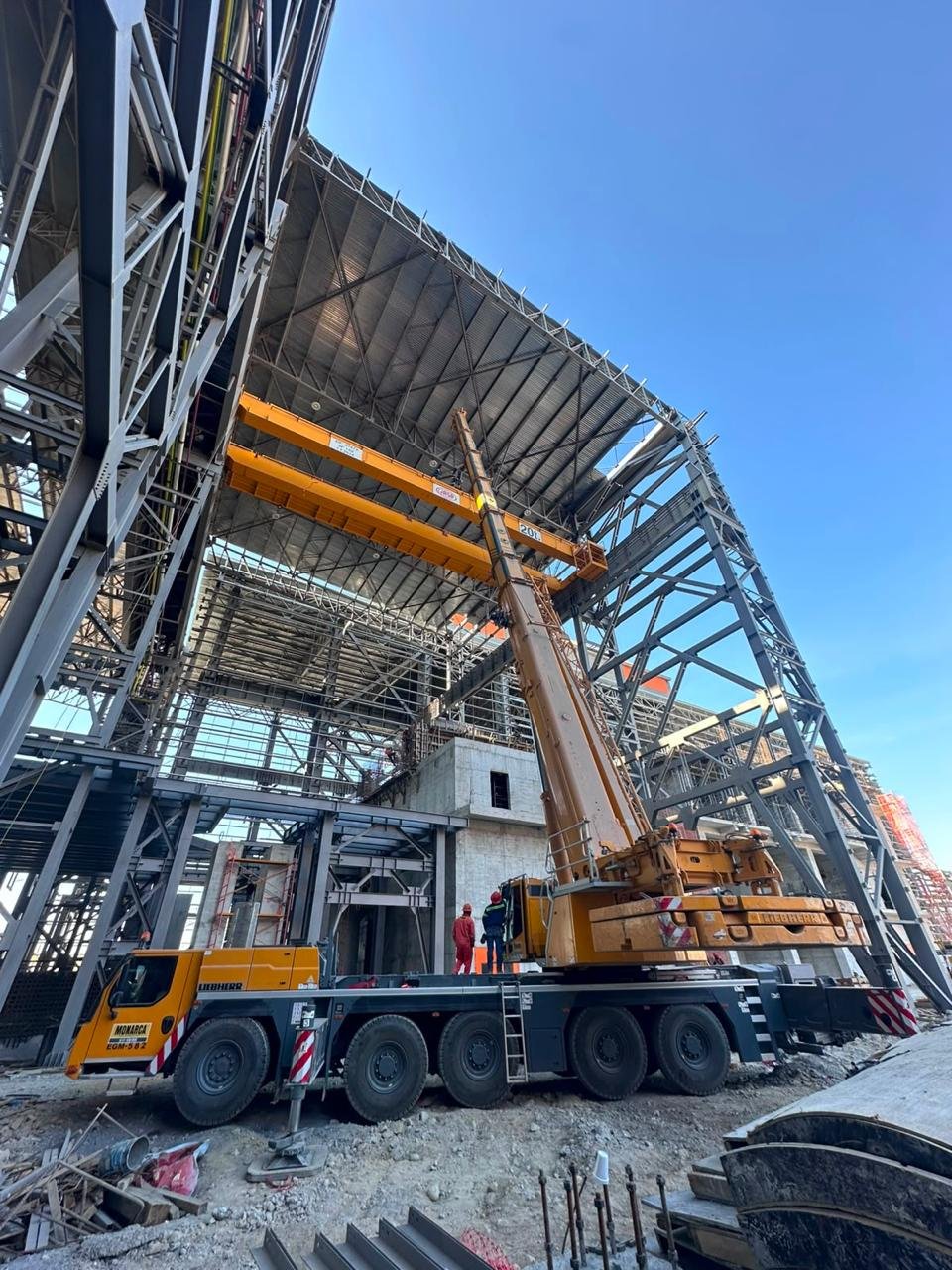 Inspección estructural de equipo de izaje en obra